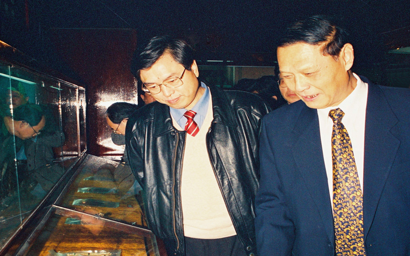 1999年2月8日,浙江省委书记张德江视察胡庆余堂