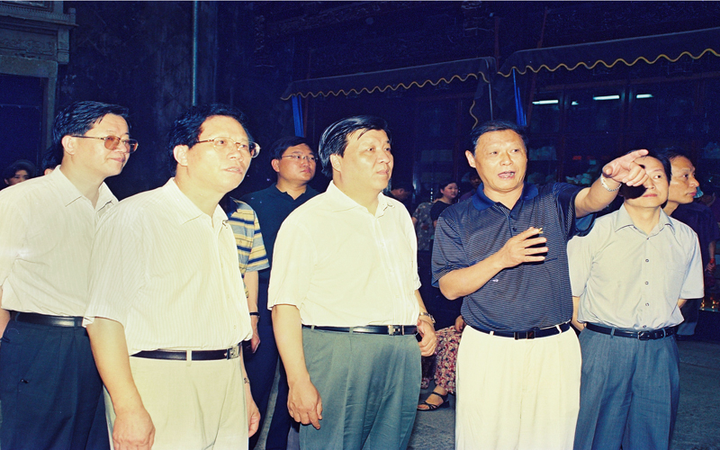 2001年7月17日,中宣部常务副部长刘云山视察胡庆余堂